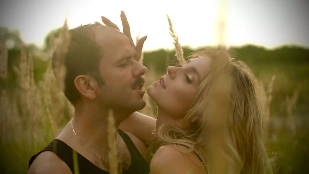 Namiętna i bardzo gorąca sesja w zbożu! Sławomir i Kajra rozbudzili wyobraźnię fanów!
